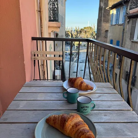 Un Balcon, Au Coeur Du Village شقة *